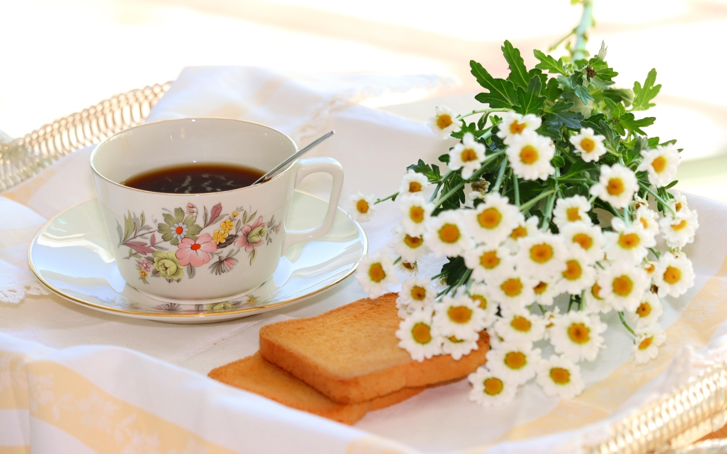 Букет белых ромашек с чашкой чая  и хлебом