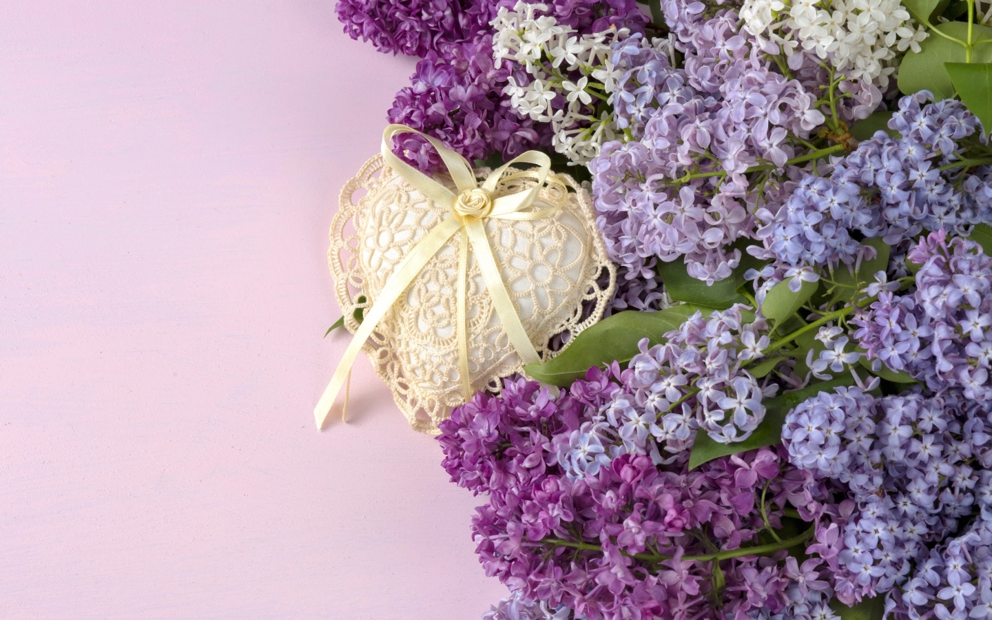 Букет сирени с сердцем