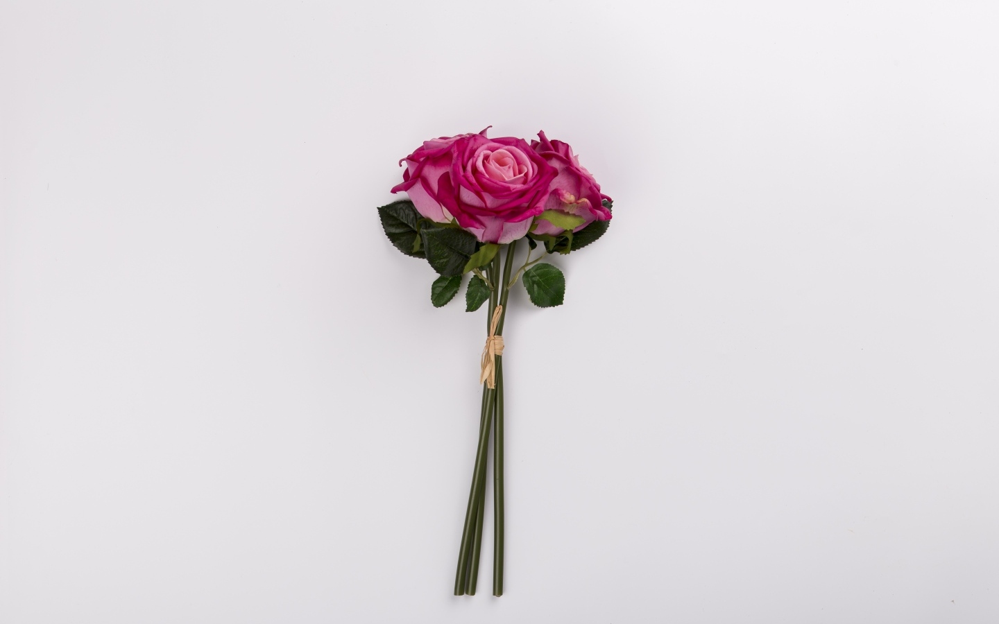 Три розы на сером фоне