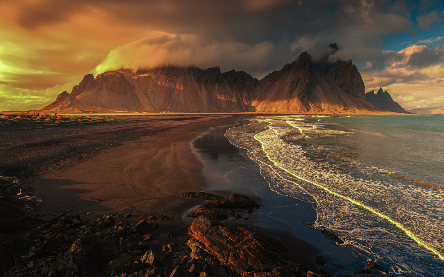 Горы на берегу спокойного озера