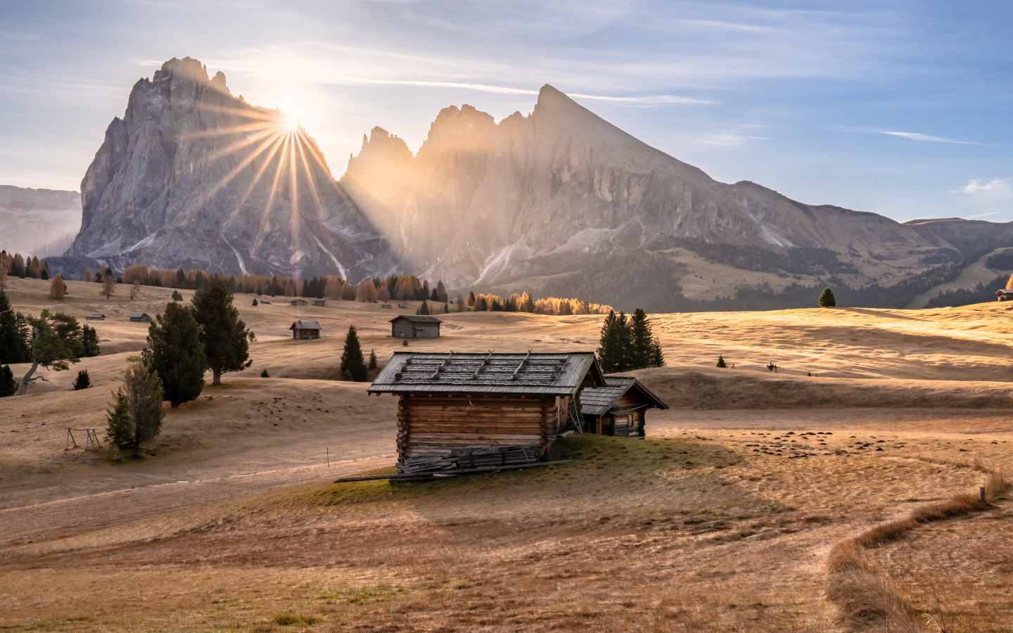 Яркое солнце осветило хижину в горах