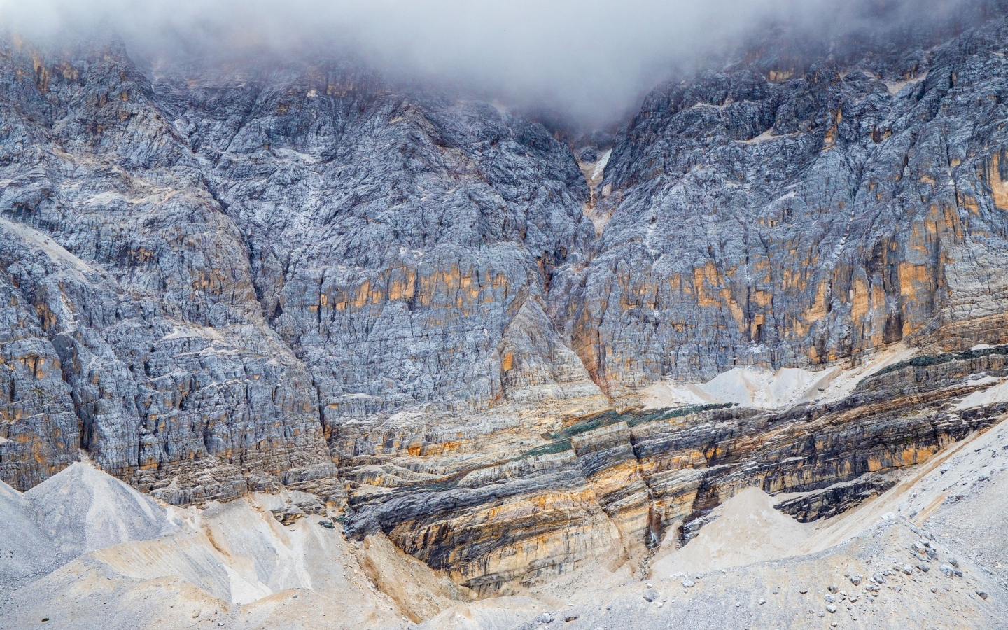 Вид на горный обрыв в тумане