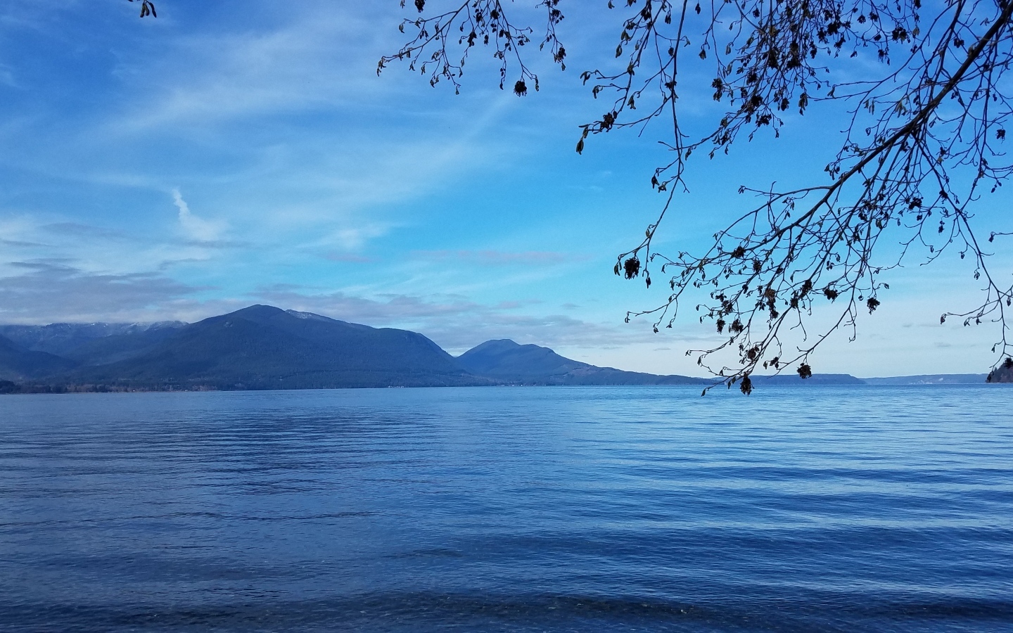 Голубая вода тихого горного озера