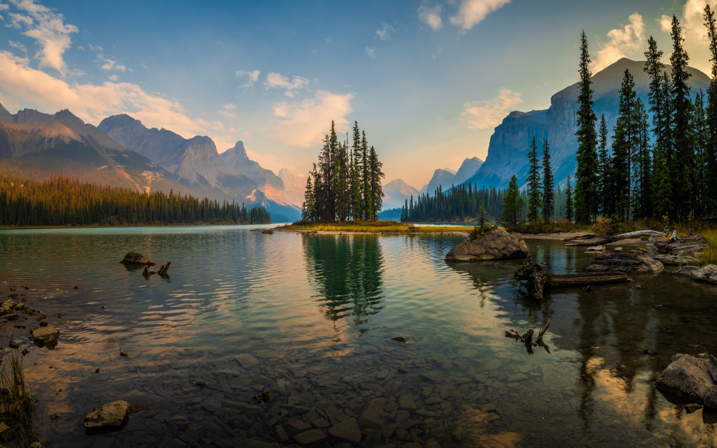 Спокойное холодное озеро в горах