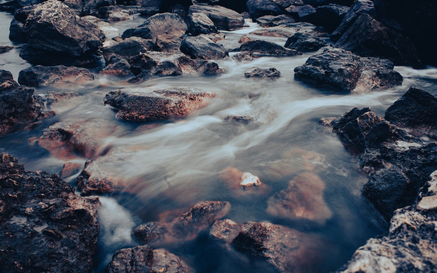 Много камней в быстрой горной реке