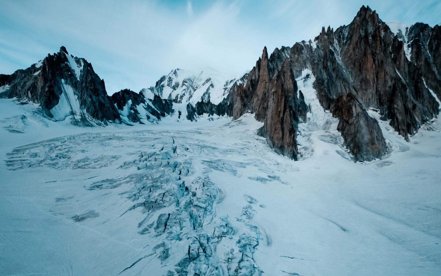 Покрытое снегом озеро в горах зимой