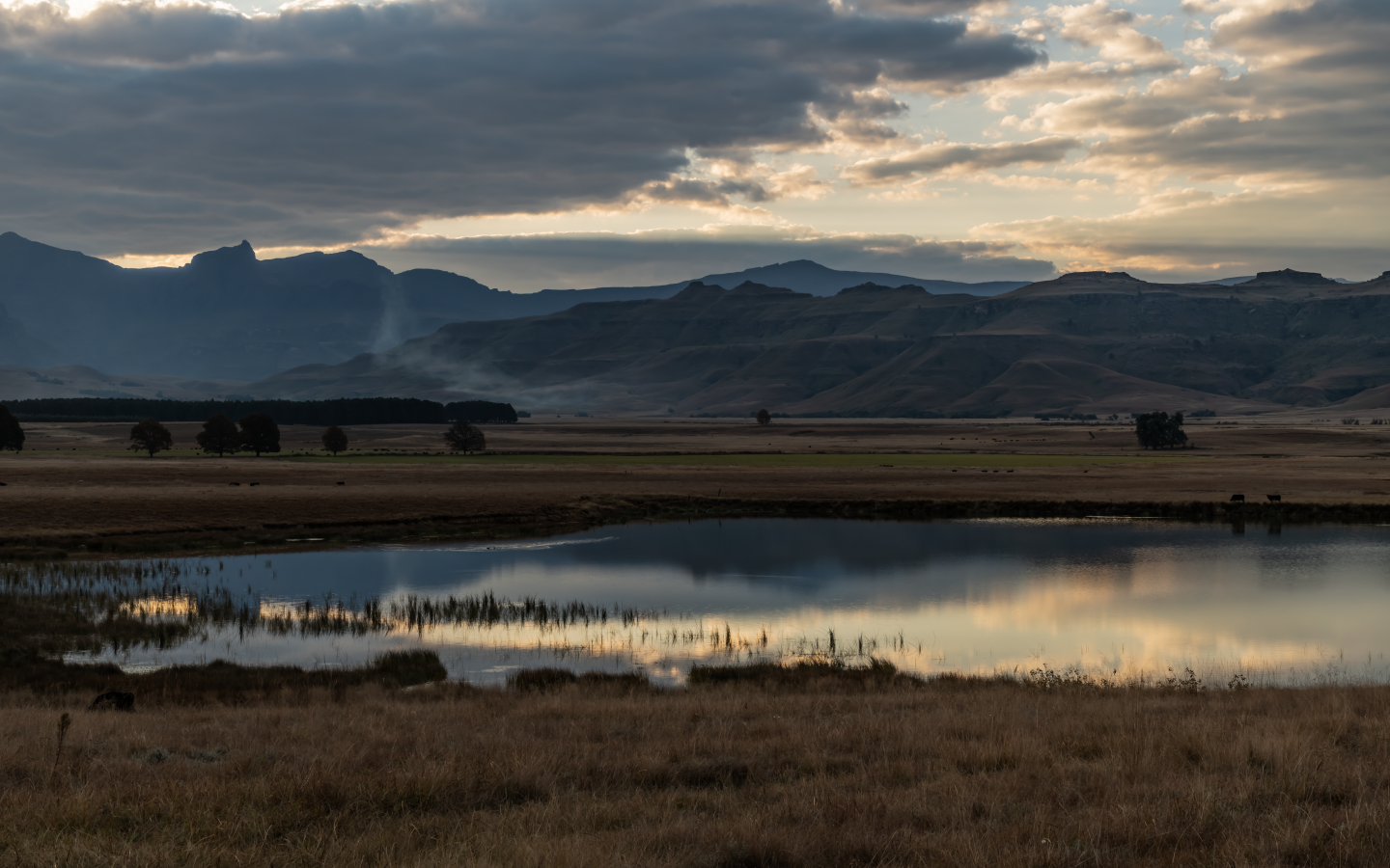 Грозовые облака отражаются в воде озера в горах 
