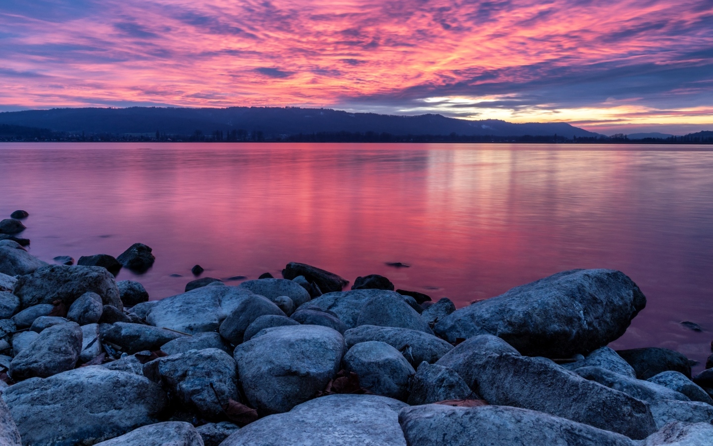 Красивый красный закат над заливом