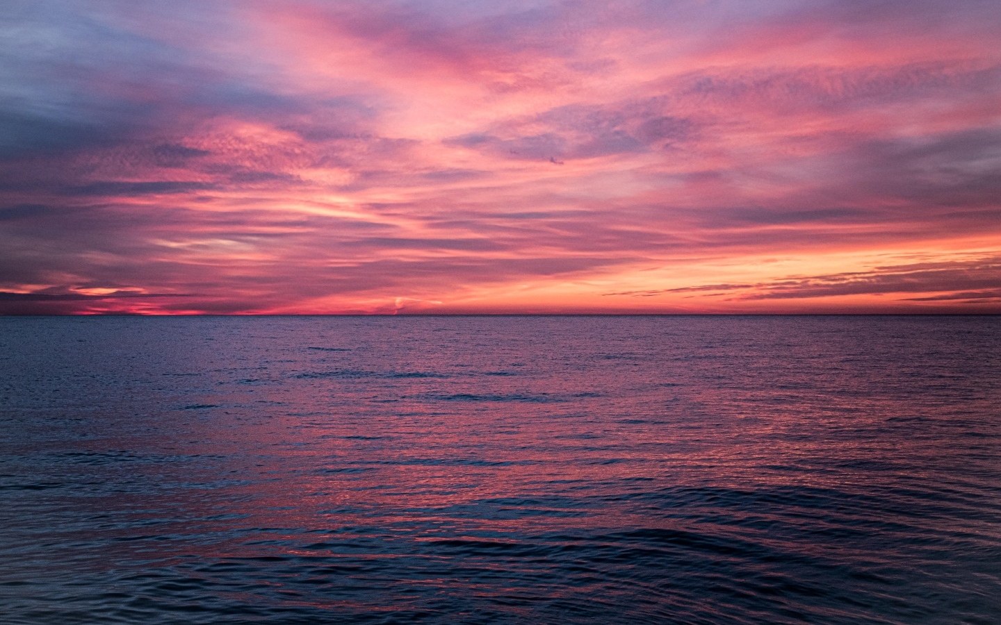 Красный закат над спокойным морем