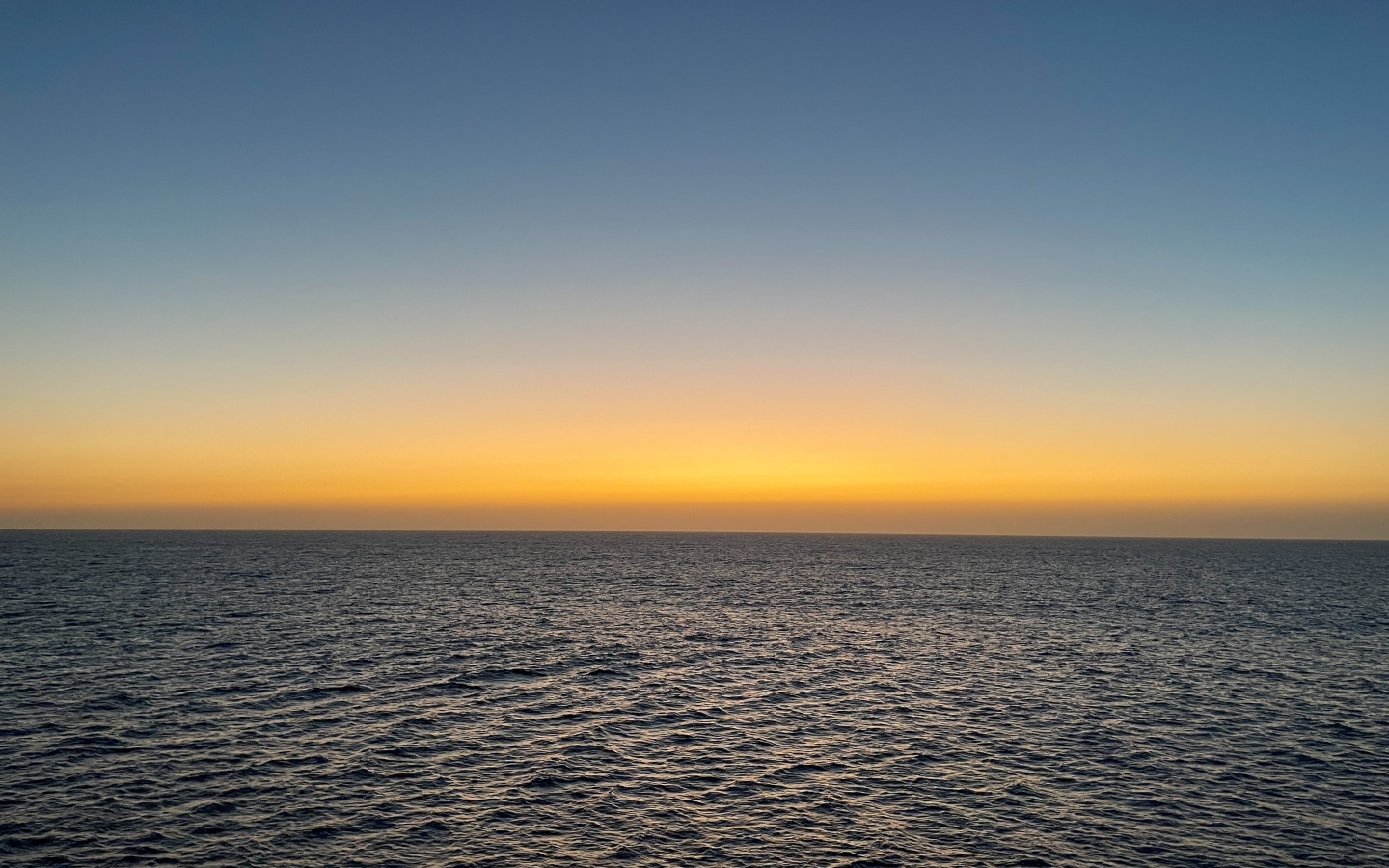 Закат солнца на горизонте над морем