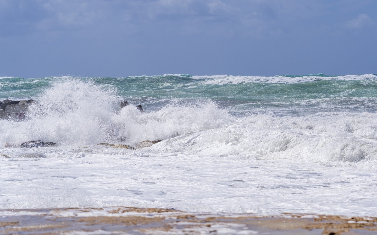 Белая морская пена на берегу моря