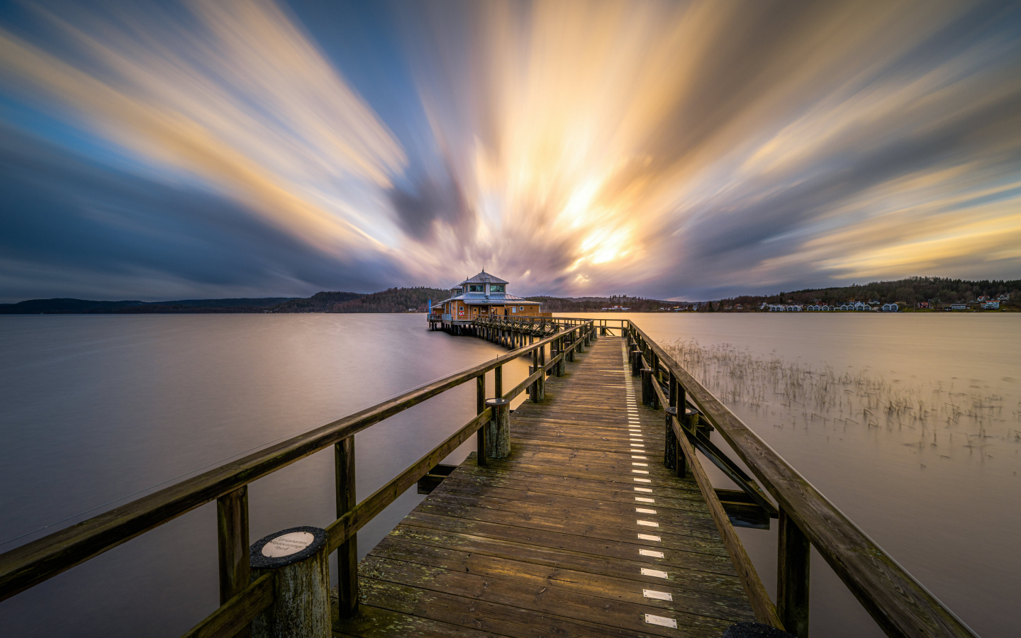 Деревянный пирс у моря на закате