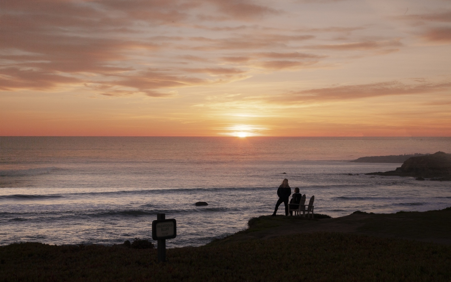 Красивый закат летнего солнца над морем