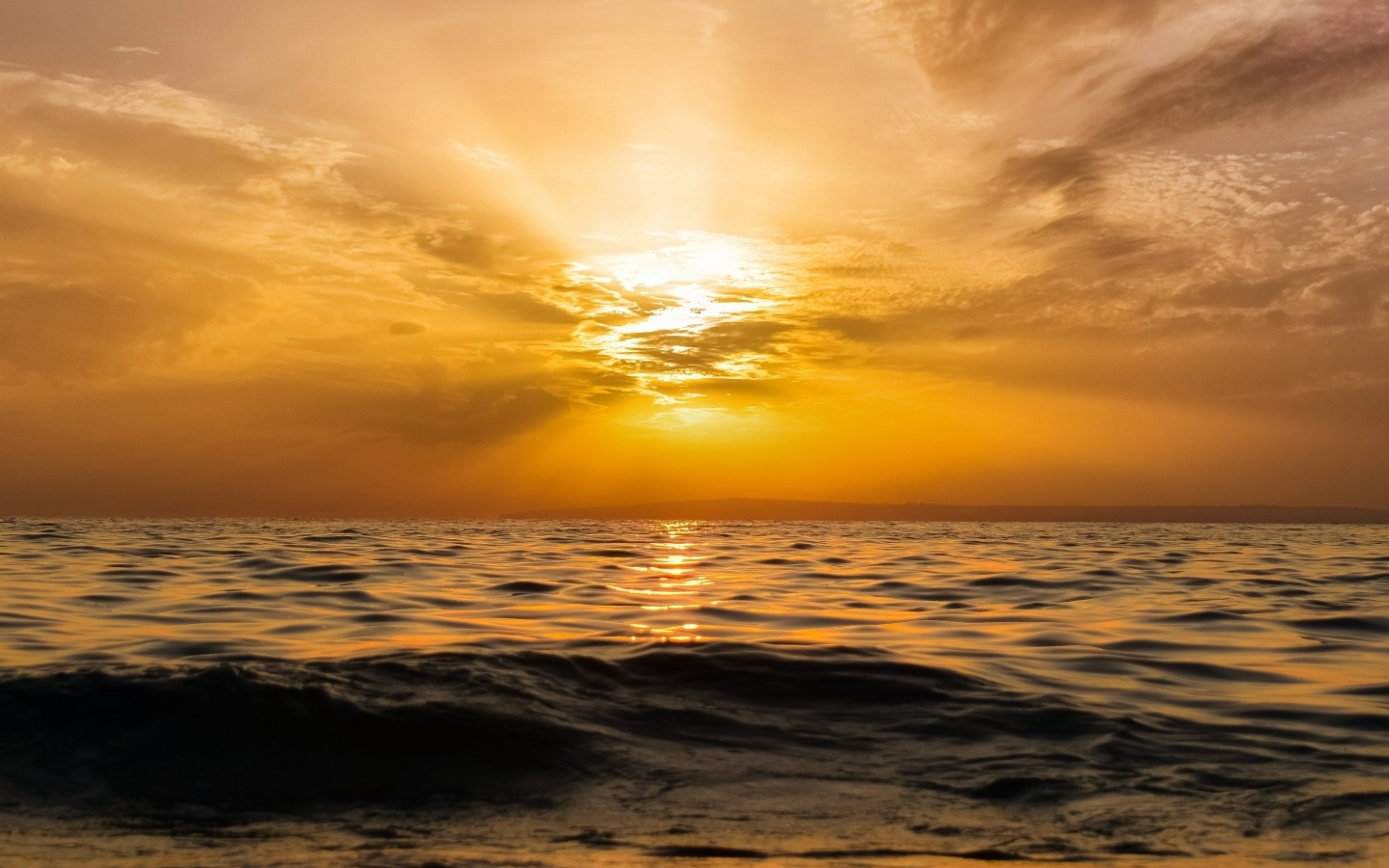 Красивый закат яркого солнца над морем