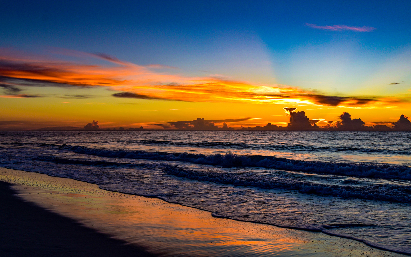 Яркие лучи солнца на закате над морем
