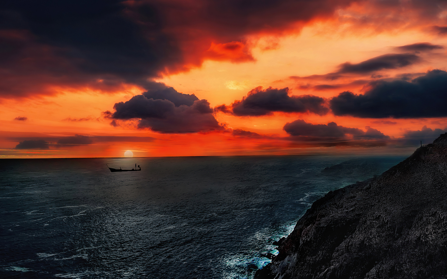 Красный закат солнца окутал спокойное море