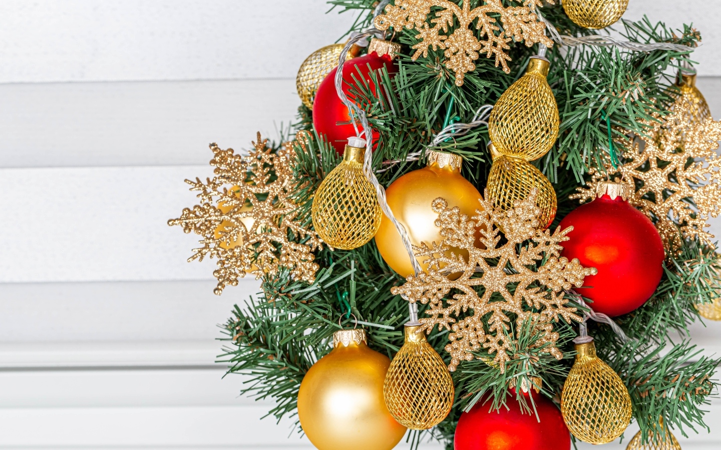 Еловые ветки и игрушки на новый год