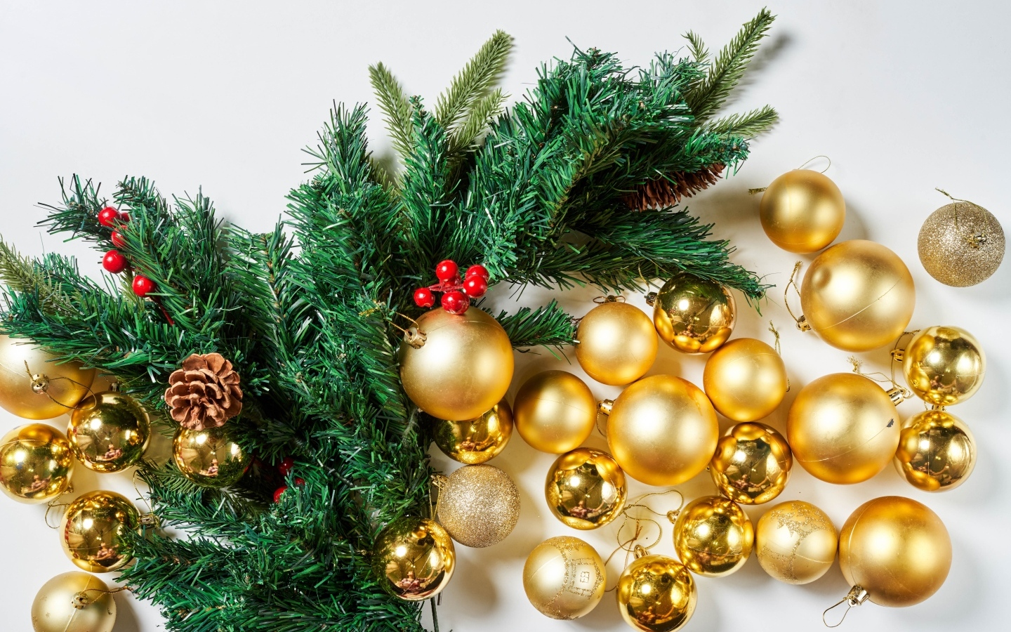 Золотистые игрушки и елочные ветки