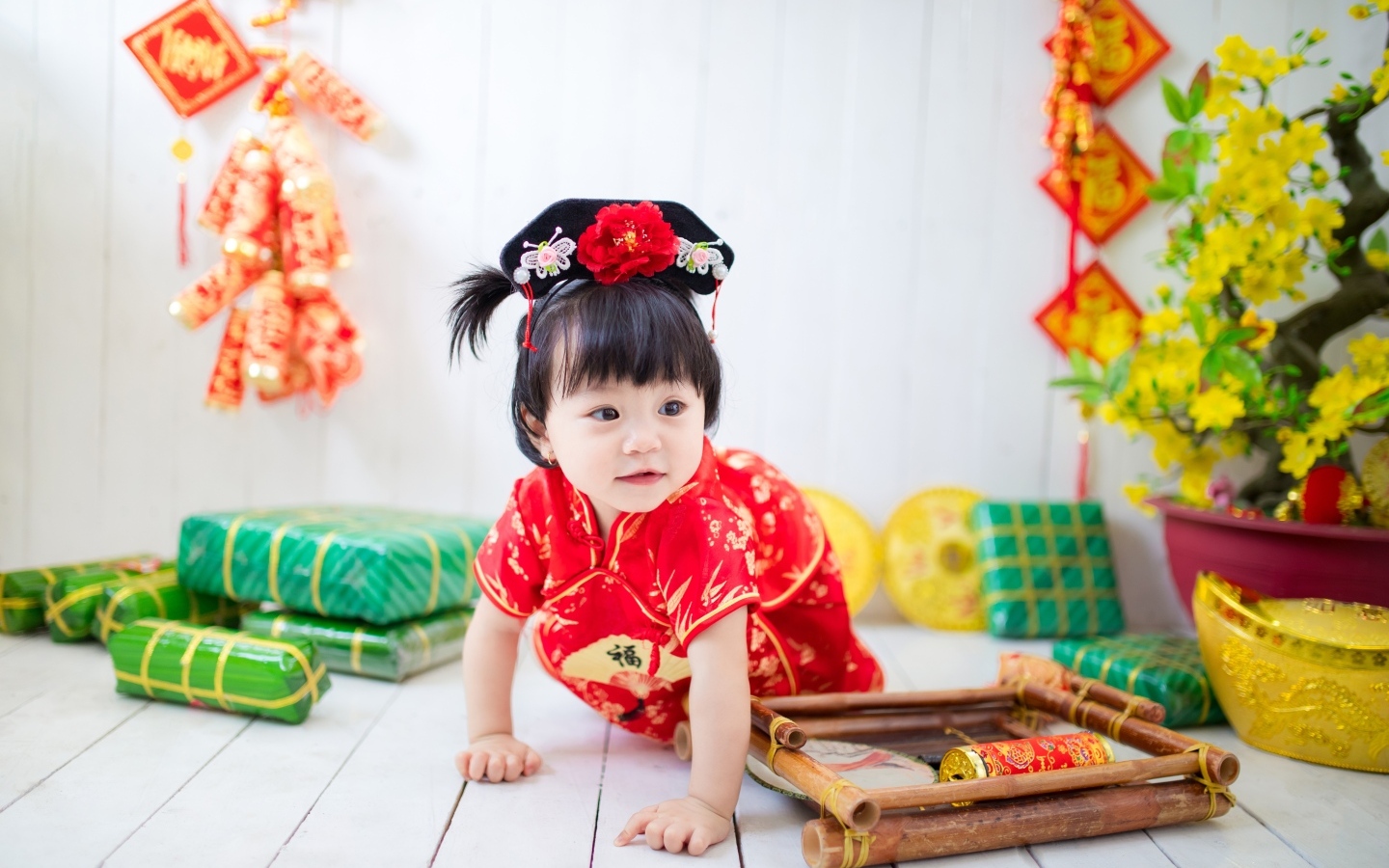 Девочка азиатка в национальном костюме