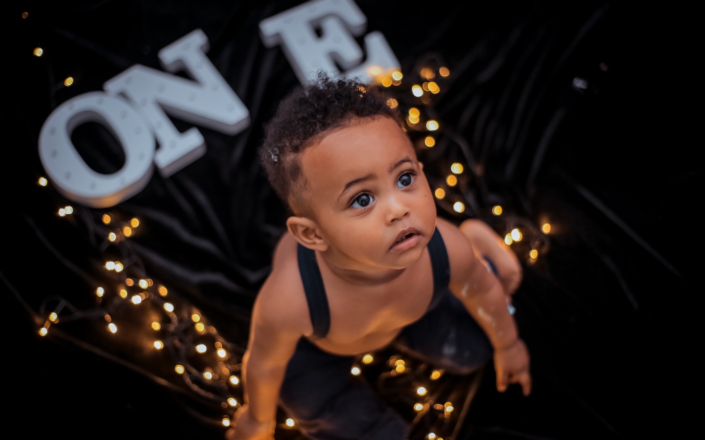 Красивый ребенок с гирляндой