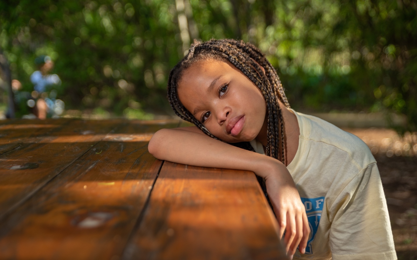 Красивая темнокожая девочка с косичками на голове 