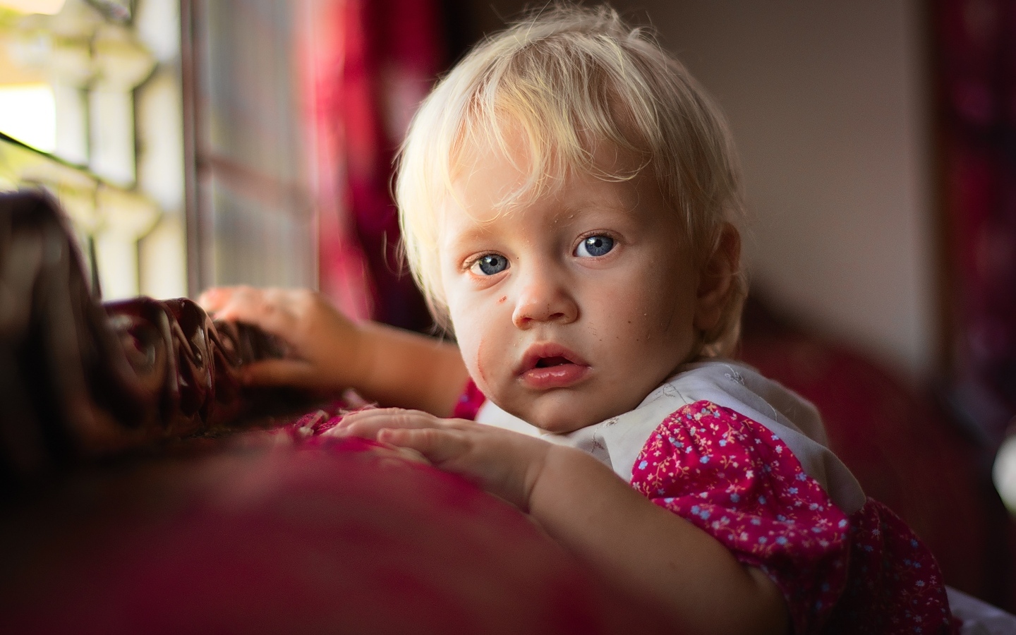 Красивая девушка с голубыми глазами