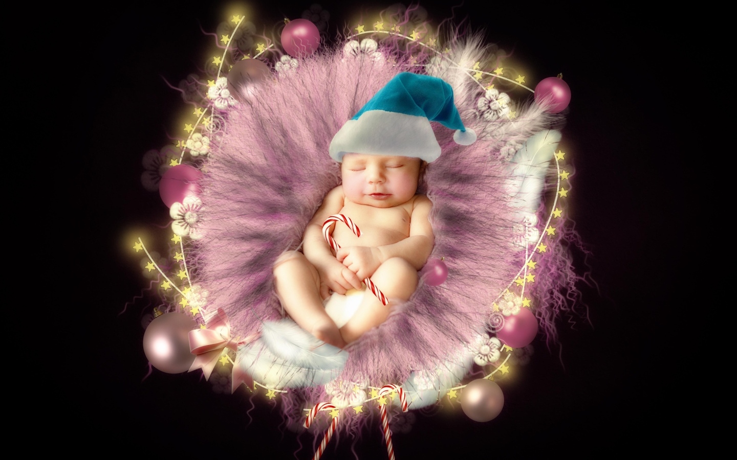 Красивый новорожденный ребенок в колыбели на черном фоне