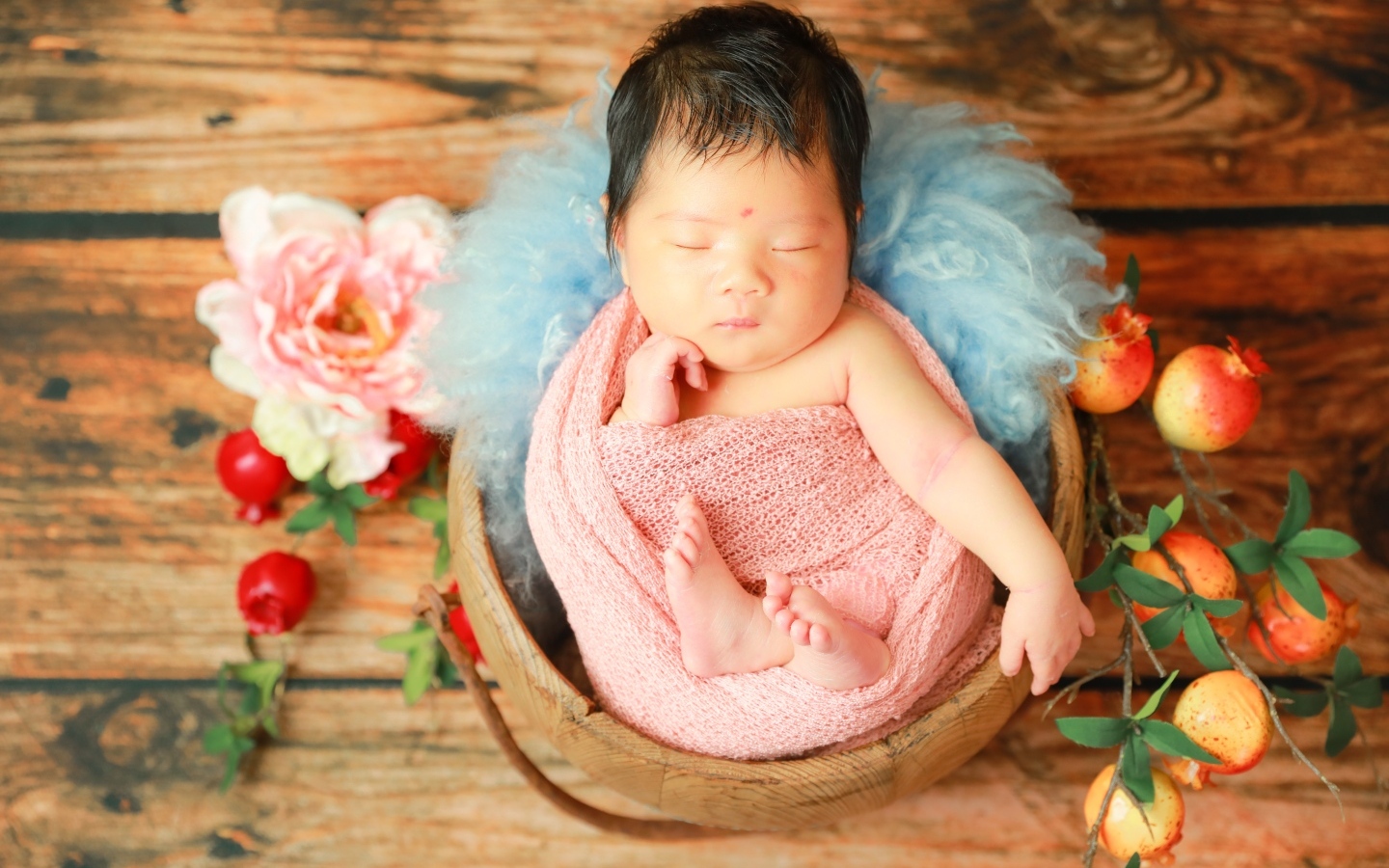 Красивый спящий ребенок с декором