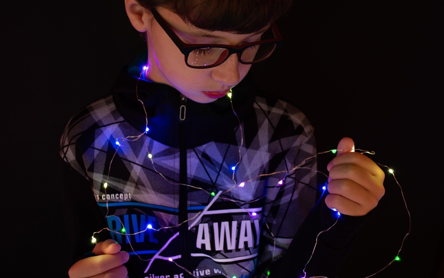 Мальчик в очках с гирляндой