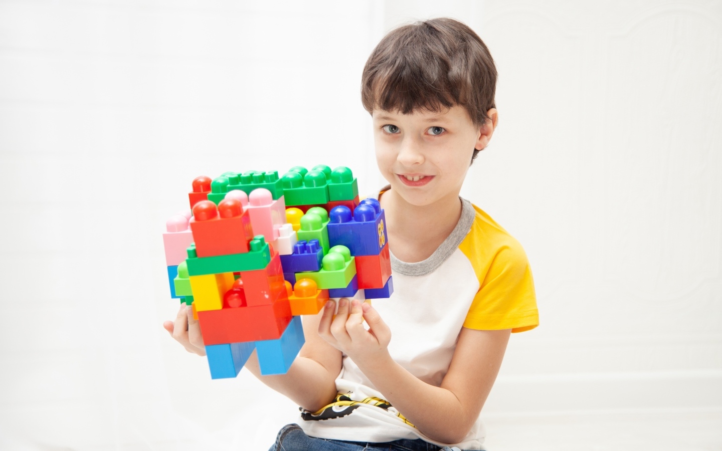 Мальчик с конструктором в руках