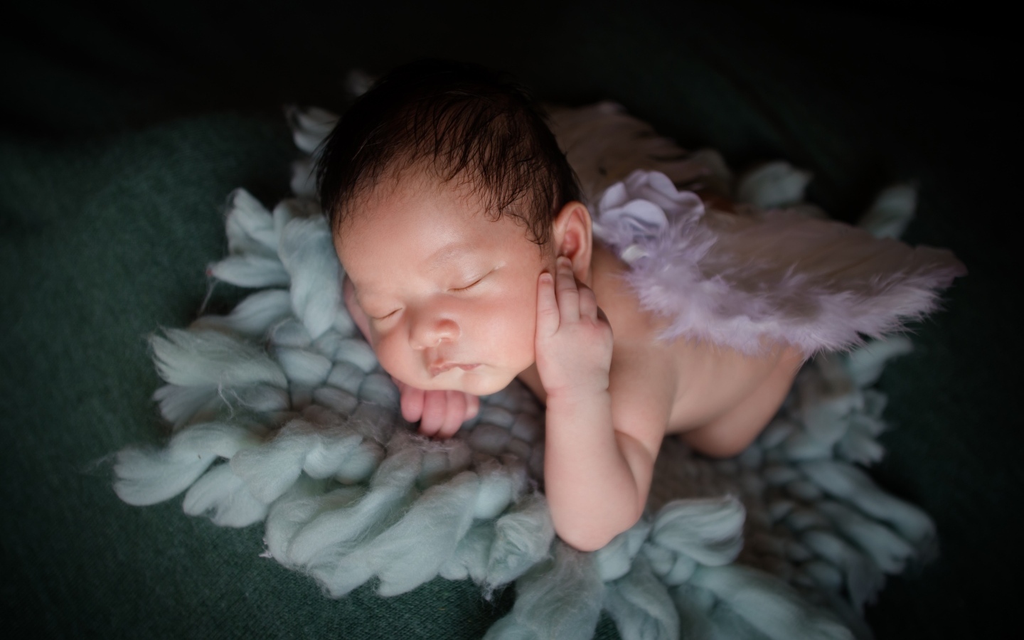 Милый новорожденный малыш с крыльями ангела 