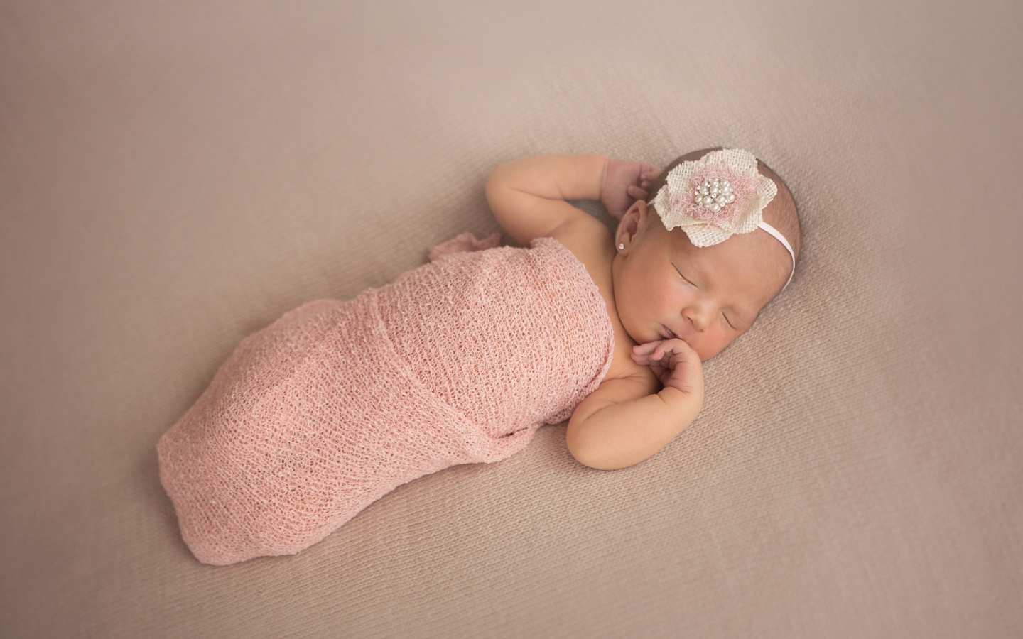 Милое фото новорожденной девочки с бантом на голове