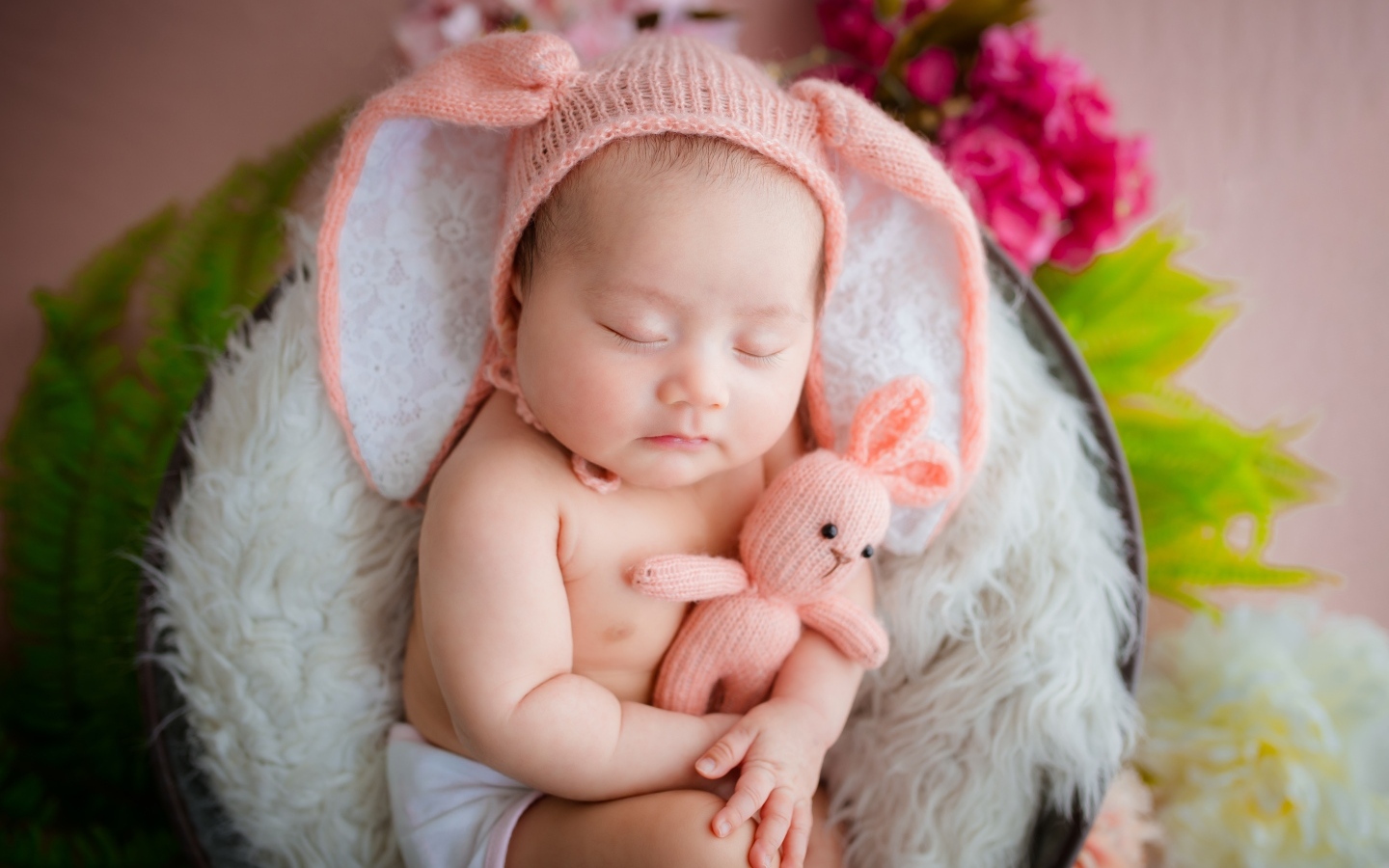 Забавный спящий ребенок обнимает игрушку