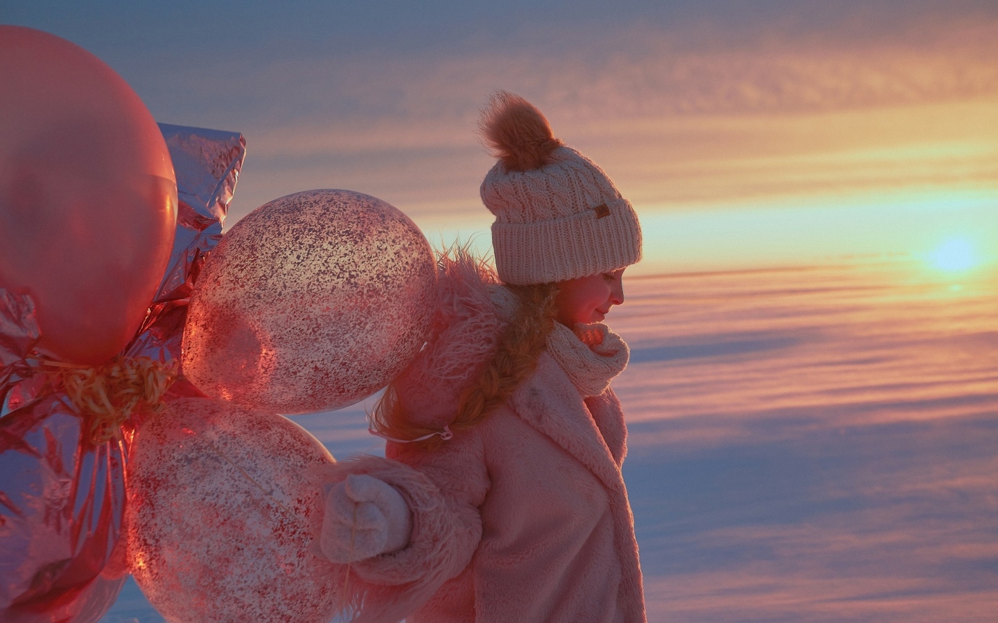 Девочка с шариками зимой
