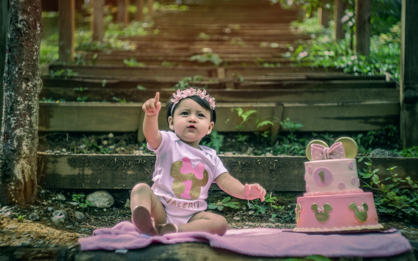 Маленькая девочка именинница с тортом