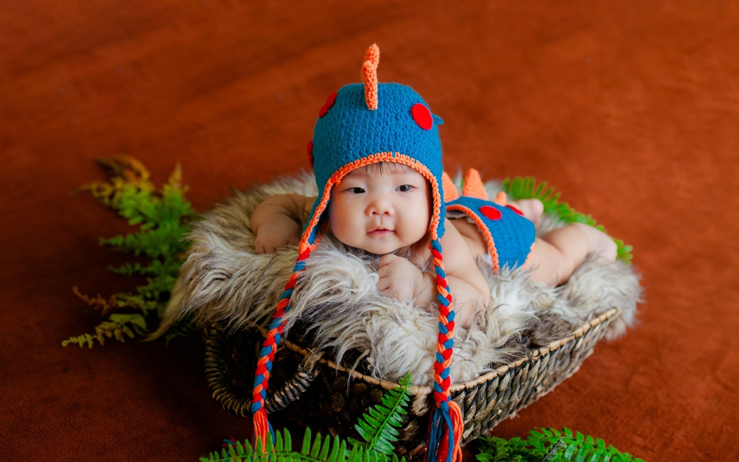 Маленький ребенок в смешной вязаной шапке