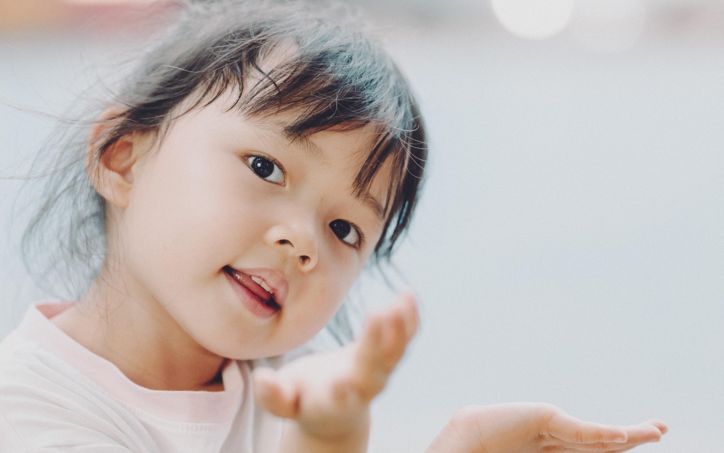 Маленькая милая кареглазая девочка