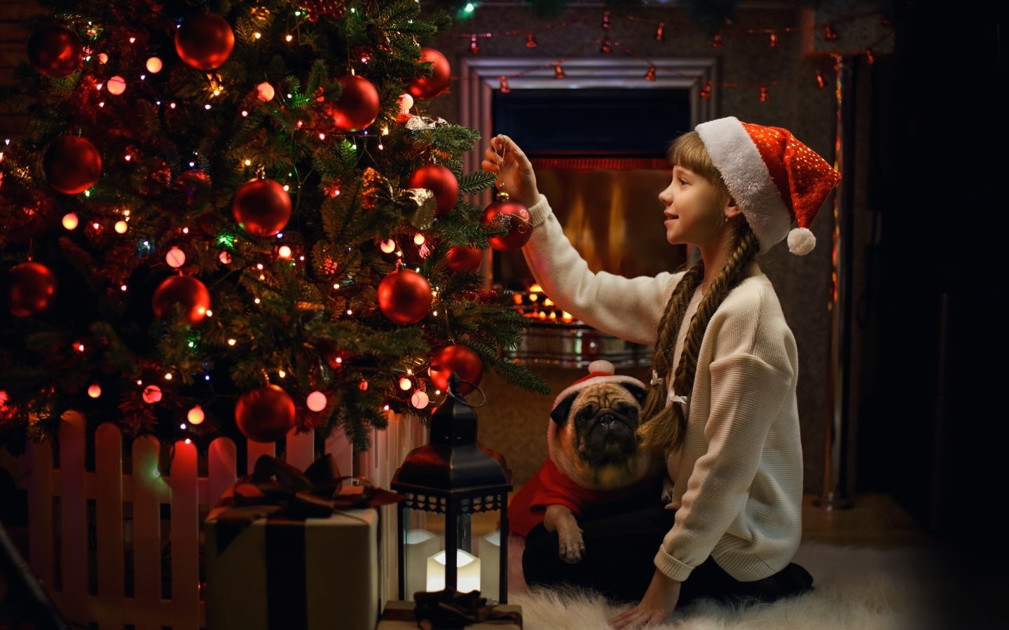 Маленькая девочка наряжает Рождественскую ель