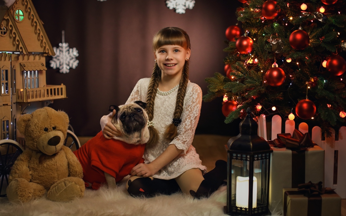 Маленькая девочка с собакой на новый год