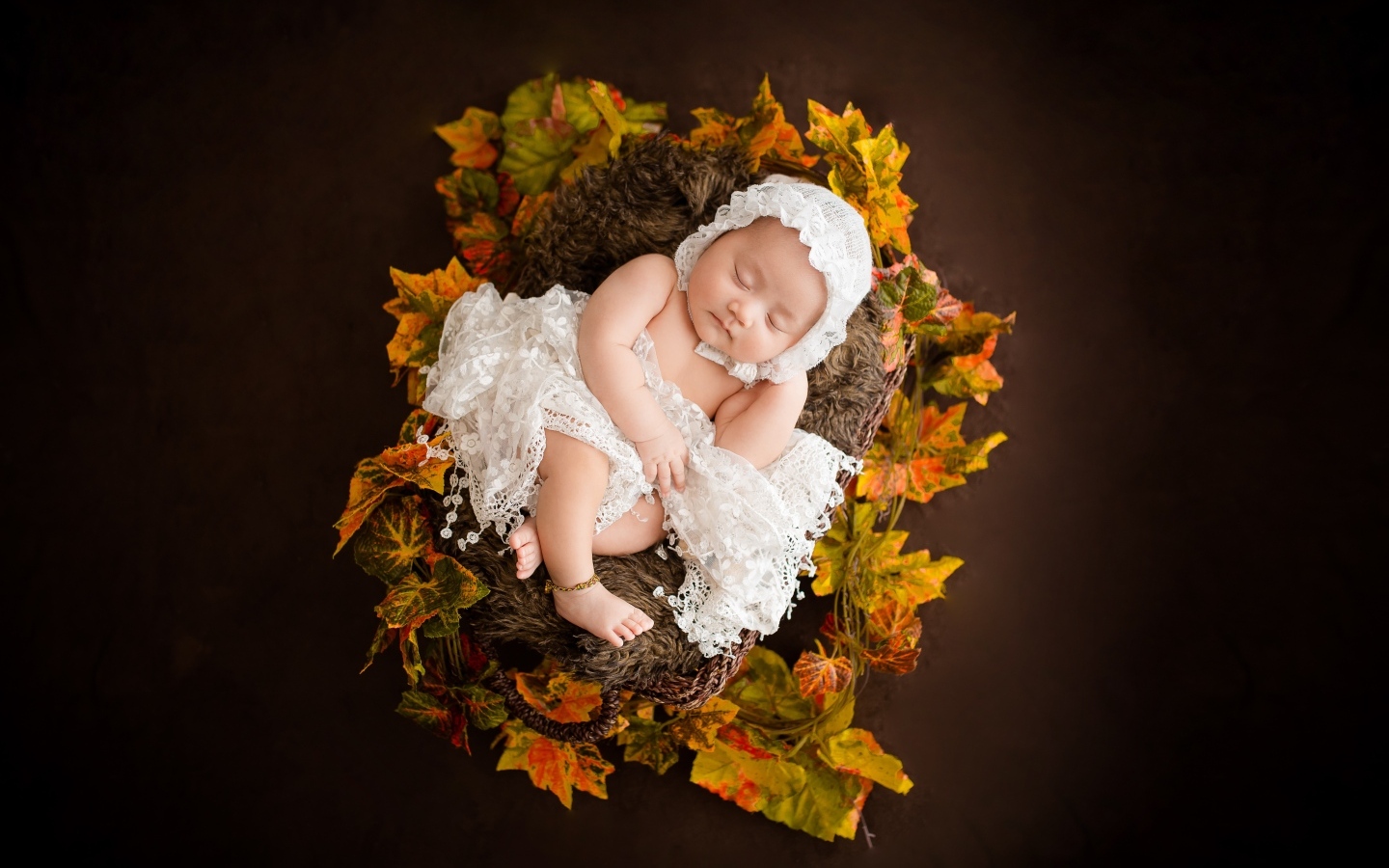 Новорожденная девочка в колыбели в белом костюме