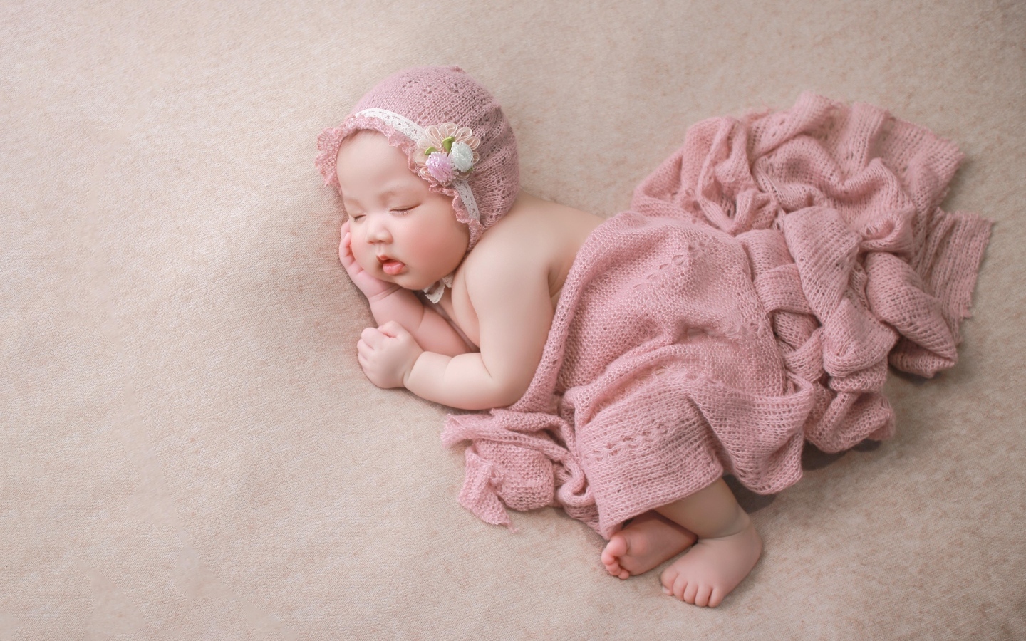 Фото маленькой спящей девочки в шапке