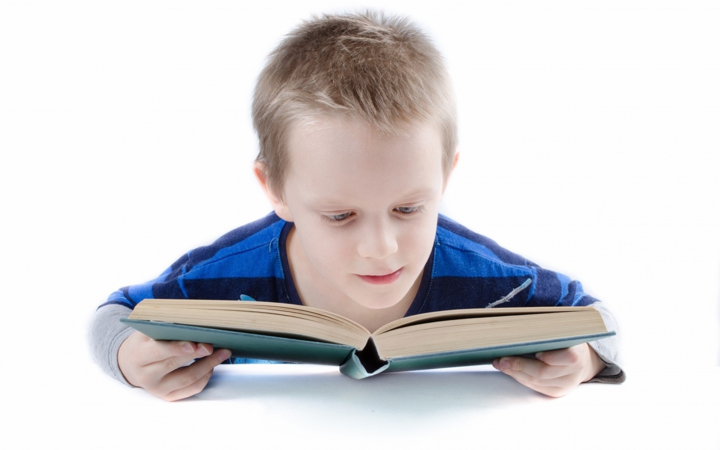 Школьник читает книгу на белом фоне