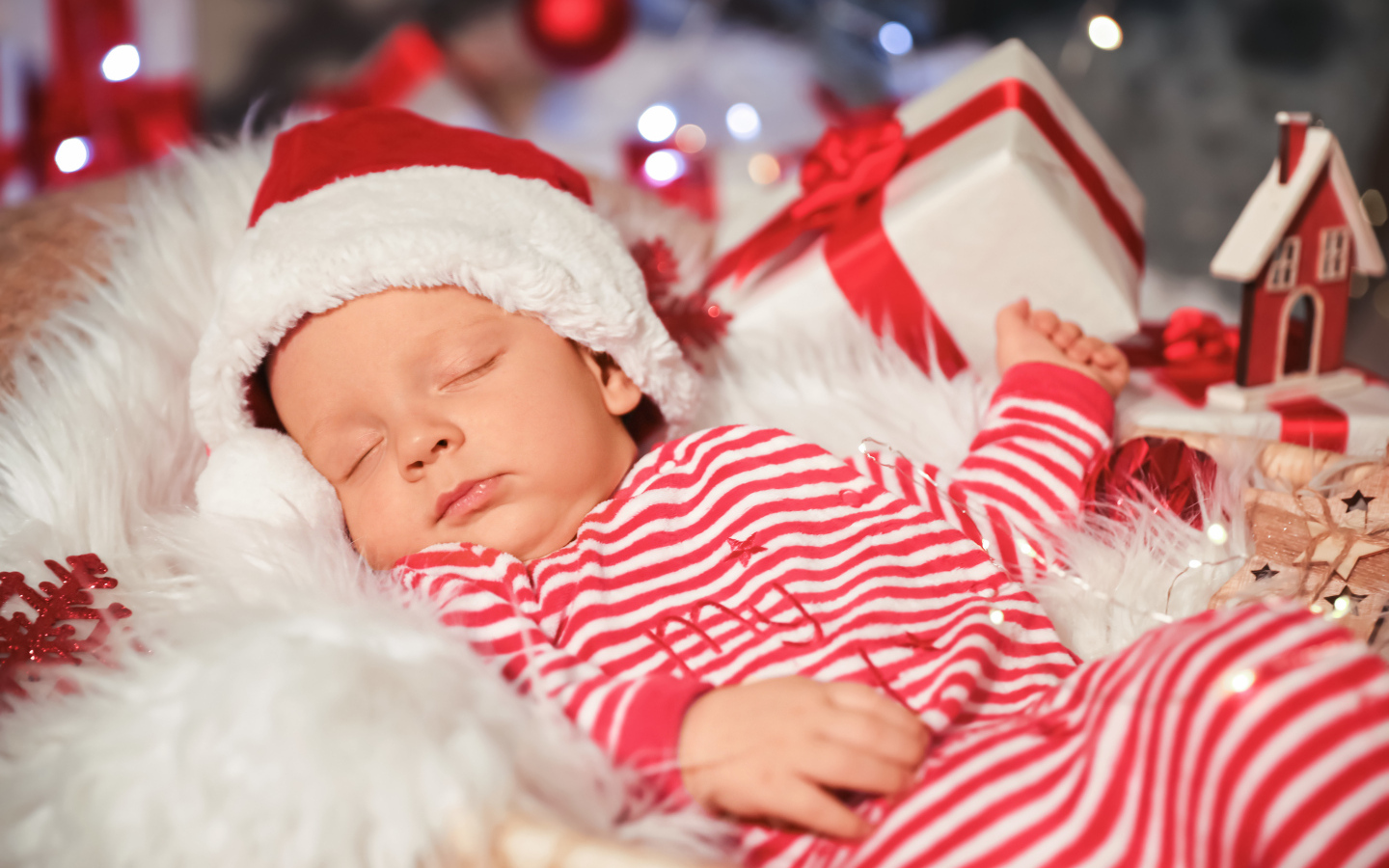 Спящий младенец в новогоднем костюме