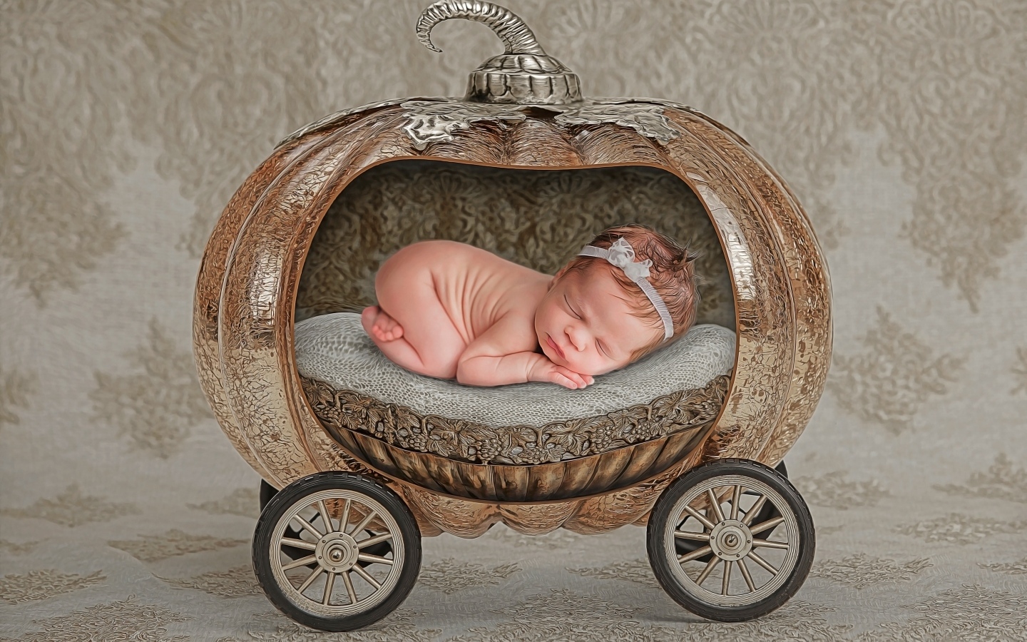 Спящий ребенок в игрушечной карете