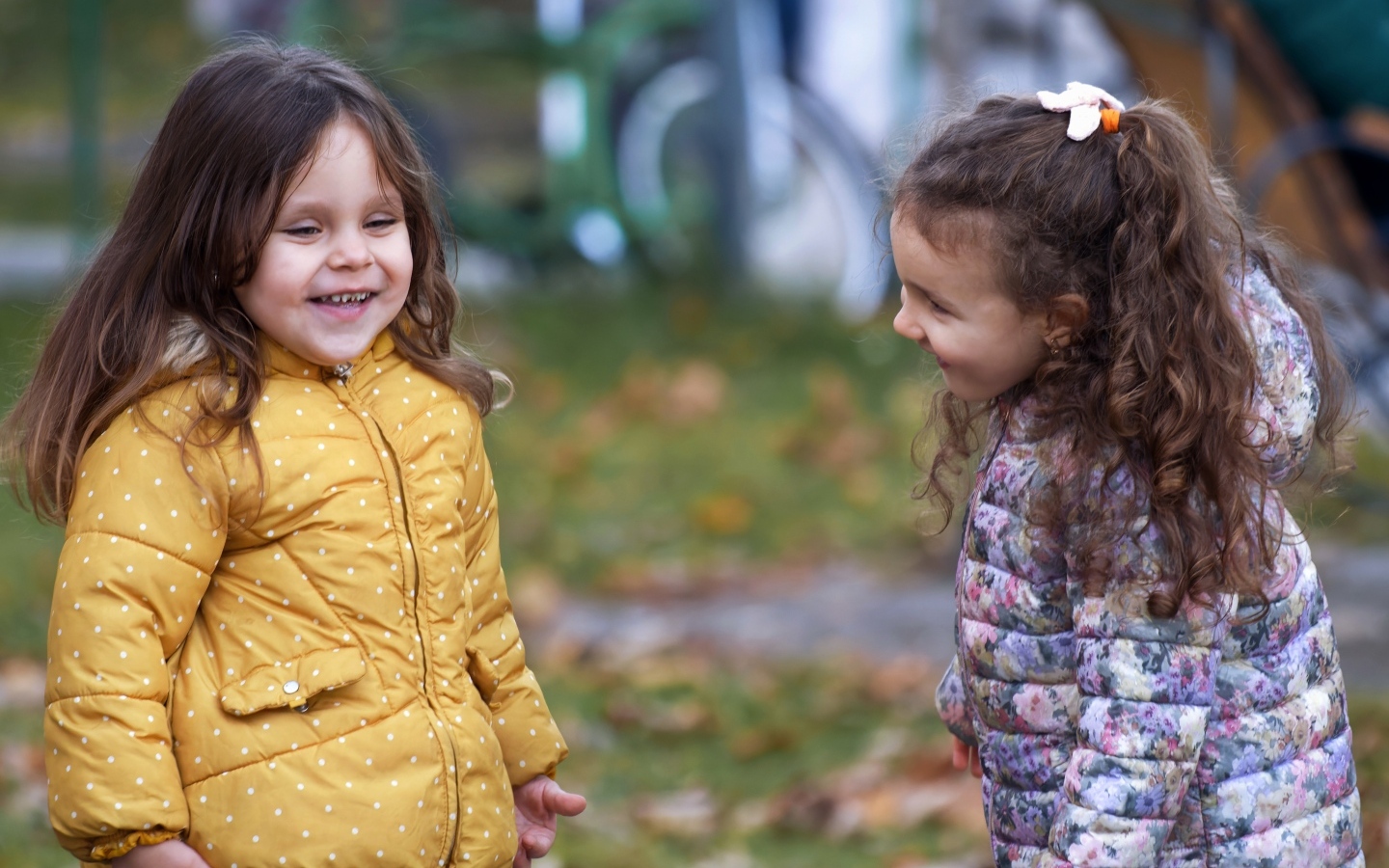 Две маленькие улыбающиеся девочки