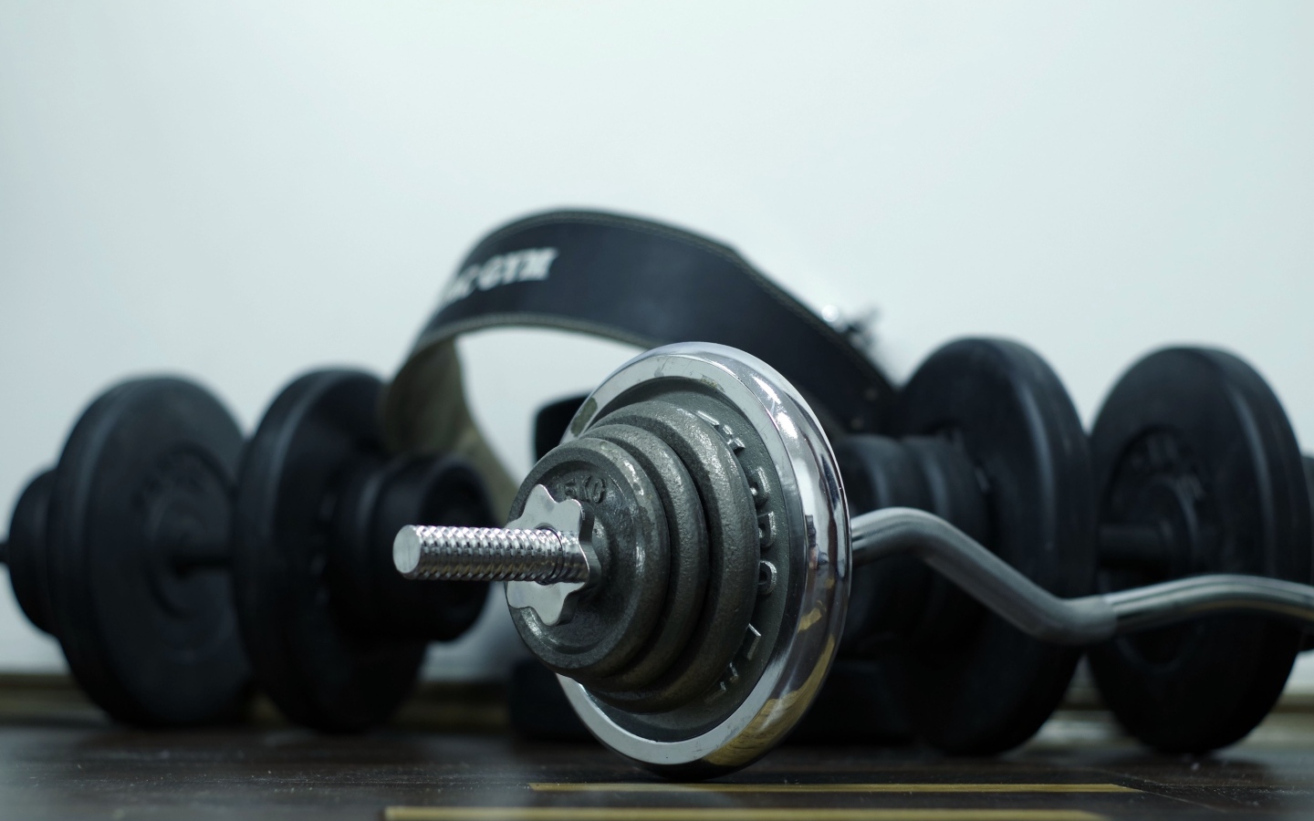 Тяжелые гантели для занятий спортом