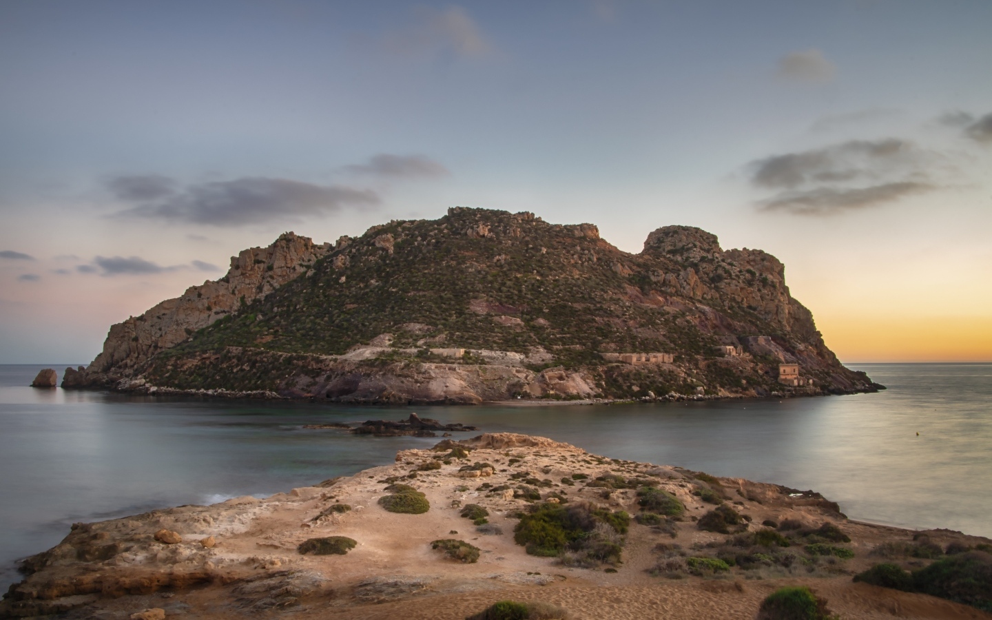 Красивый вид на скалу в море, Исландия