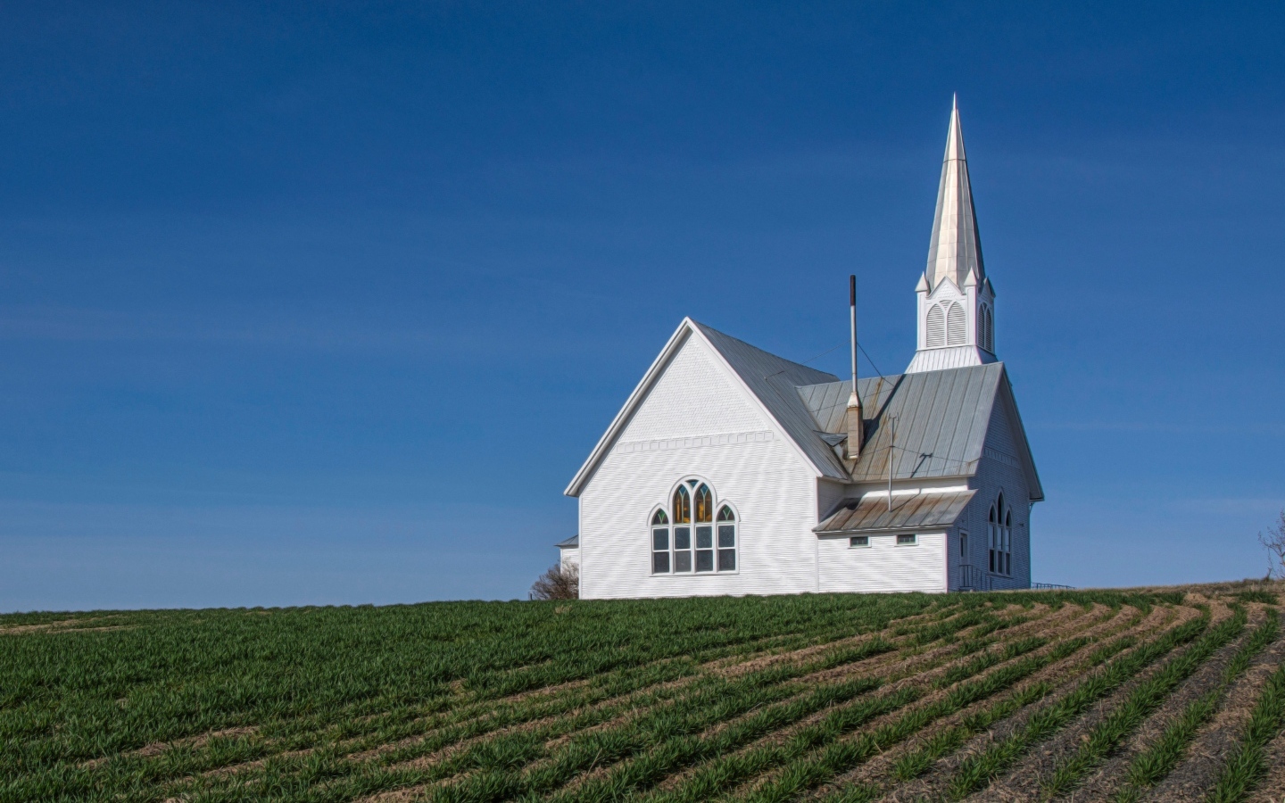 Маленькая старая церковь под голубым небом