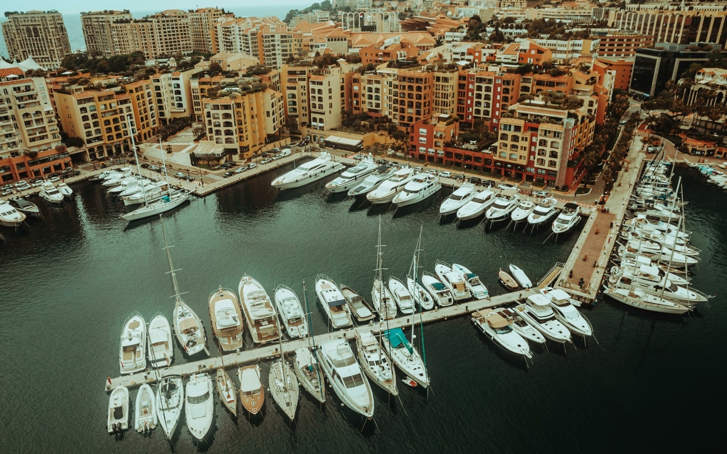 Вид на дома и лодки на причале, Монако