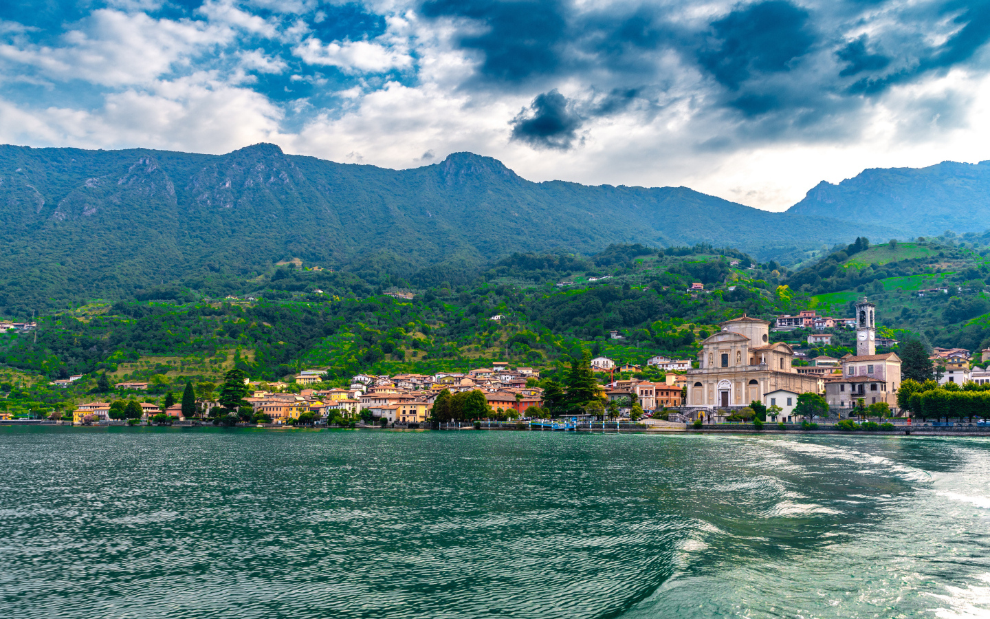 Красивый вид на озеро  и дома на берегу в горах, Италия